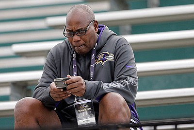 Ravens Ozzie Newsome  Can’t Shake Scouting Habit