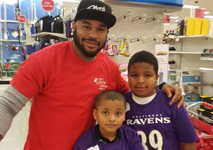 Ravens Steve Smith Sr. hosts youth shopping spree