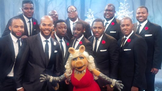 J.J. Hairston and Youthful Praise share stage with Miss Piggy on Thanksgiving