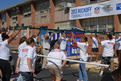 Former NFL players, United Way Fuel up to Play 60 at Hilton Elementary