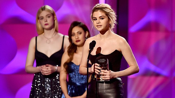 Selena Gomez gives tearful speech thanking friend who gave her a kidney