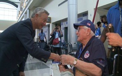 ‘A lot of hugs and appreciation’: Actor Gary Sinise flies veterans to WWII Museum